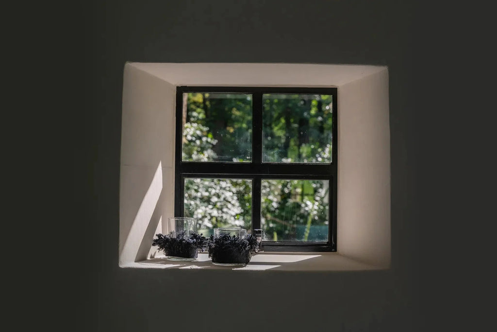 Photophore en verre orné de velours noir à franges