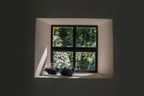 Fenêtre à quatre pans avec des plantes pour un photophore en verre noir velours à franges