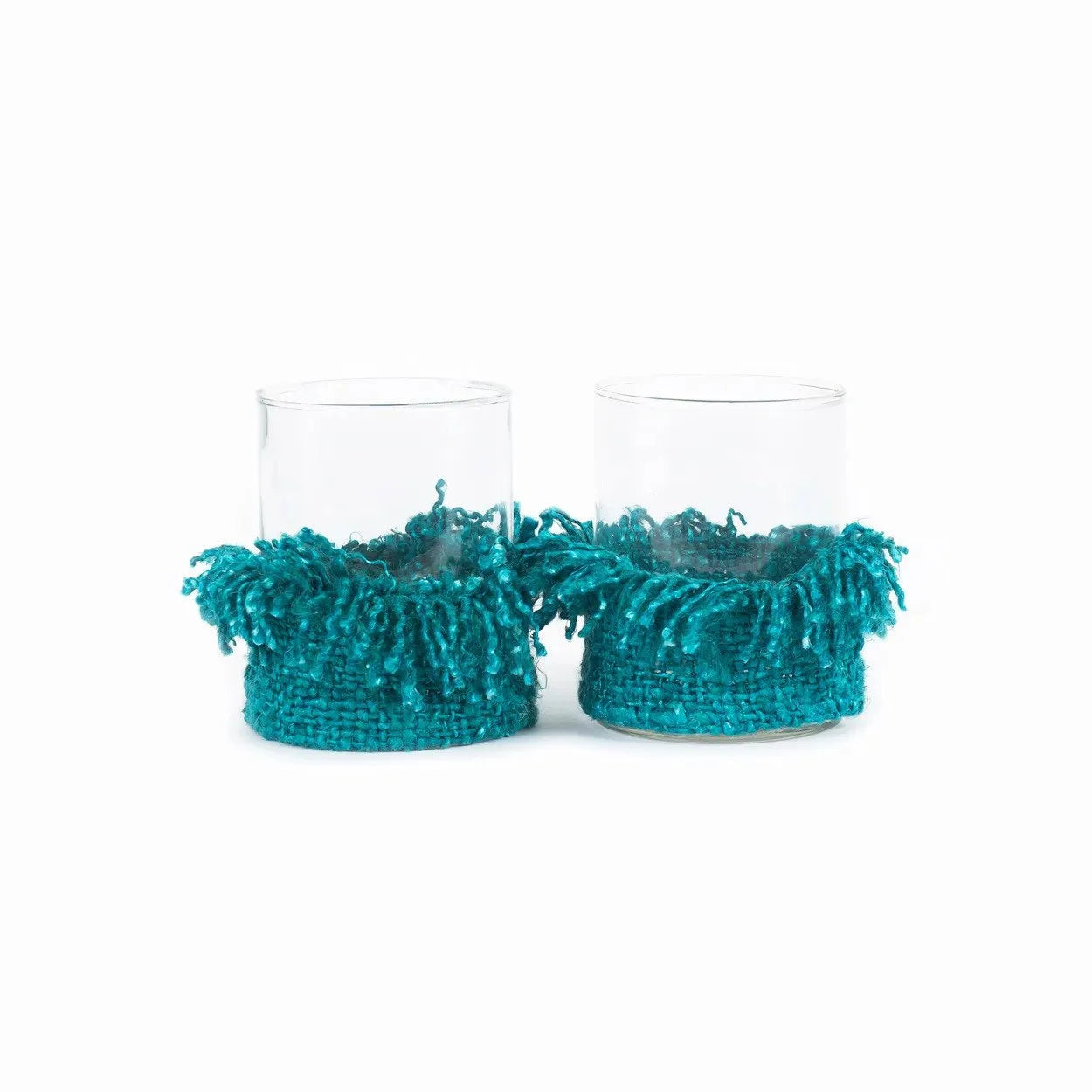 Deux verres en verre turquoise avec des cozies en laine tissée pour photophore