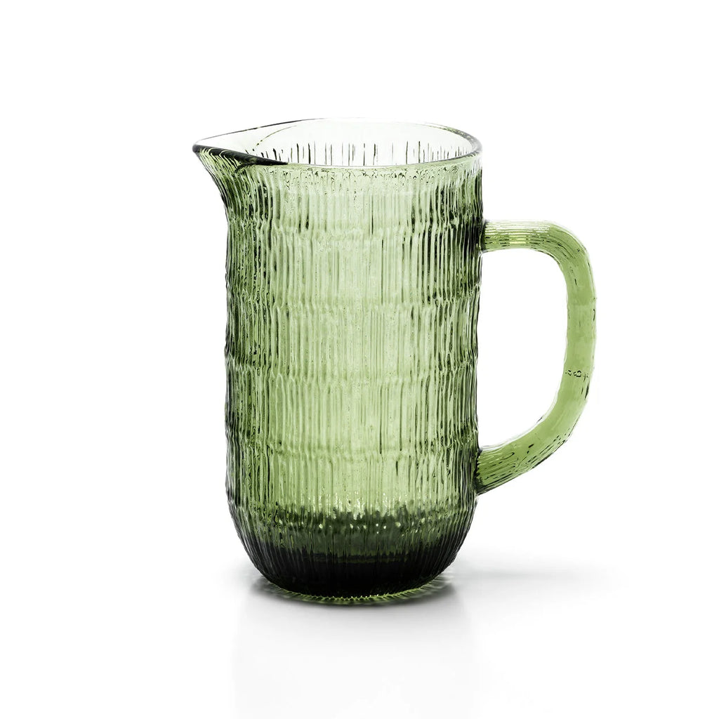 Pichet en verre recyclé vert ondulé translucide avec anse et base assombrie