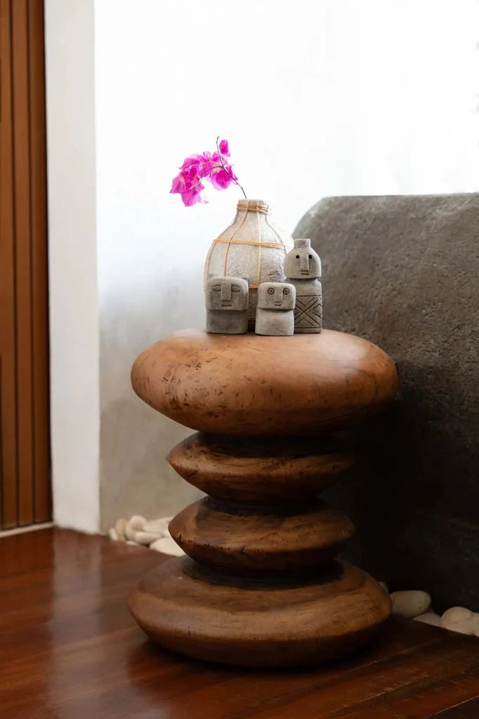 Table d’appoint en pierre empilée avec objets décoratifs pour La Pierre de Sumba #14