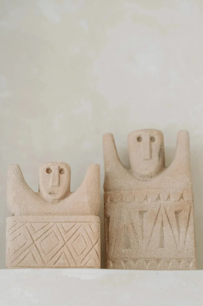 Deux figurines cycladiques pour le produit La Pierre de Sumba #16