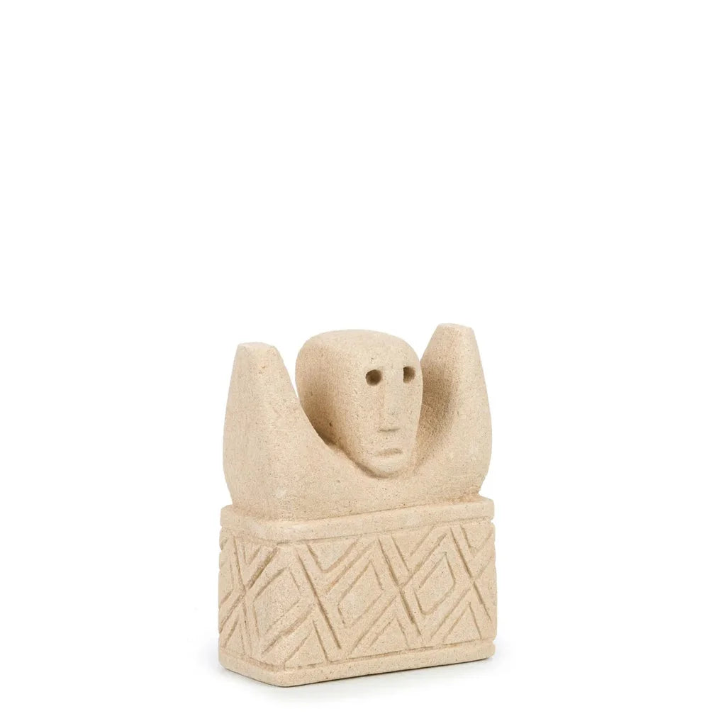 Sculpture en pierre beige d’une figure humaine ailée sur une base ornée La Pierre de Sumba #17
