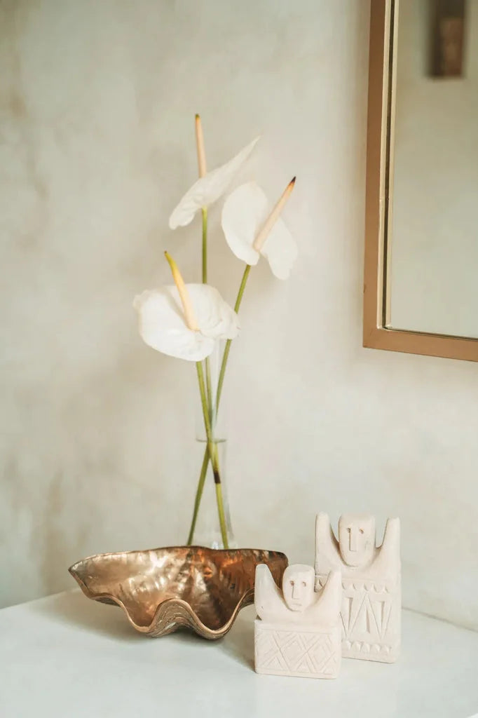 Arrangement floral avec objets décoratifs pour La Pierre de Sumba #17