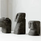 Trois sculptures de tête stylisées et foncées pour La Pierre de Sumba #18
