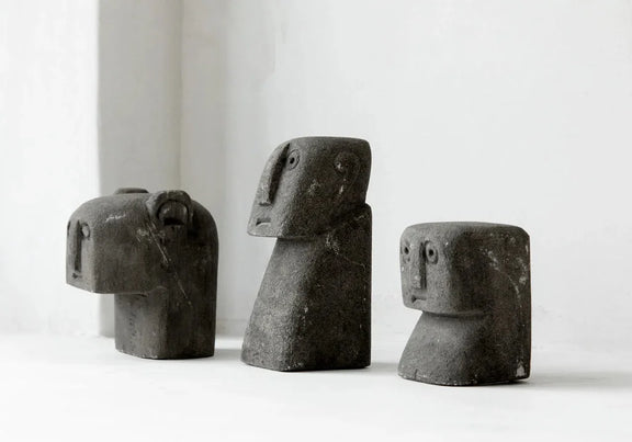 Trois sculptures de tête stylisées et foncées pour La Pierre de Sumba #18