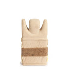 Figure en beige sculptée avec ficelle et coquillages pour La Pierre de Sumba #28 - L