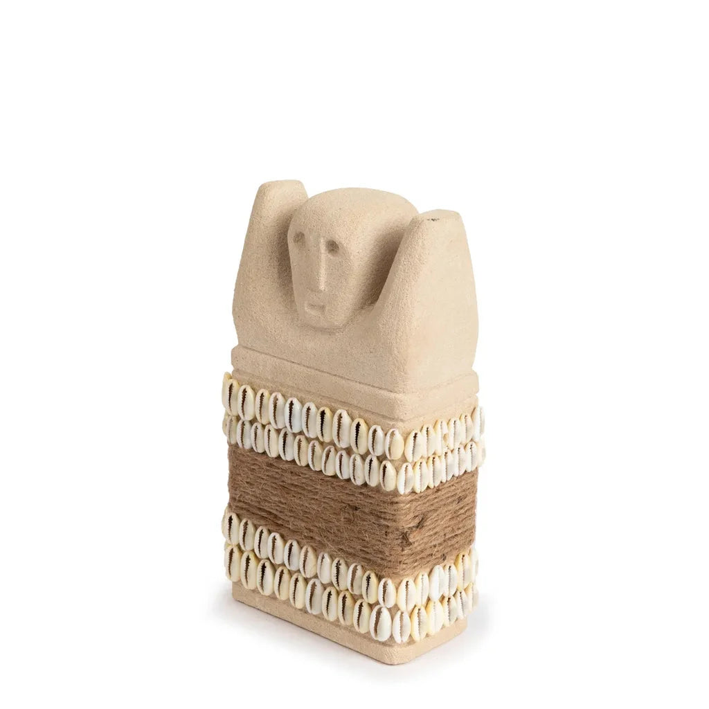 Statue beige avec coquillages et ficelle, La Pierre de Sumba #28 - L