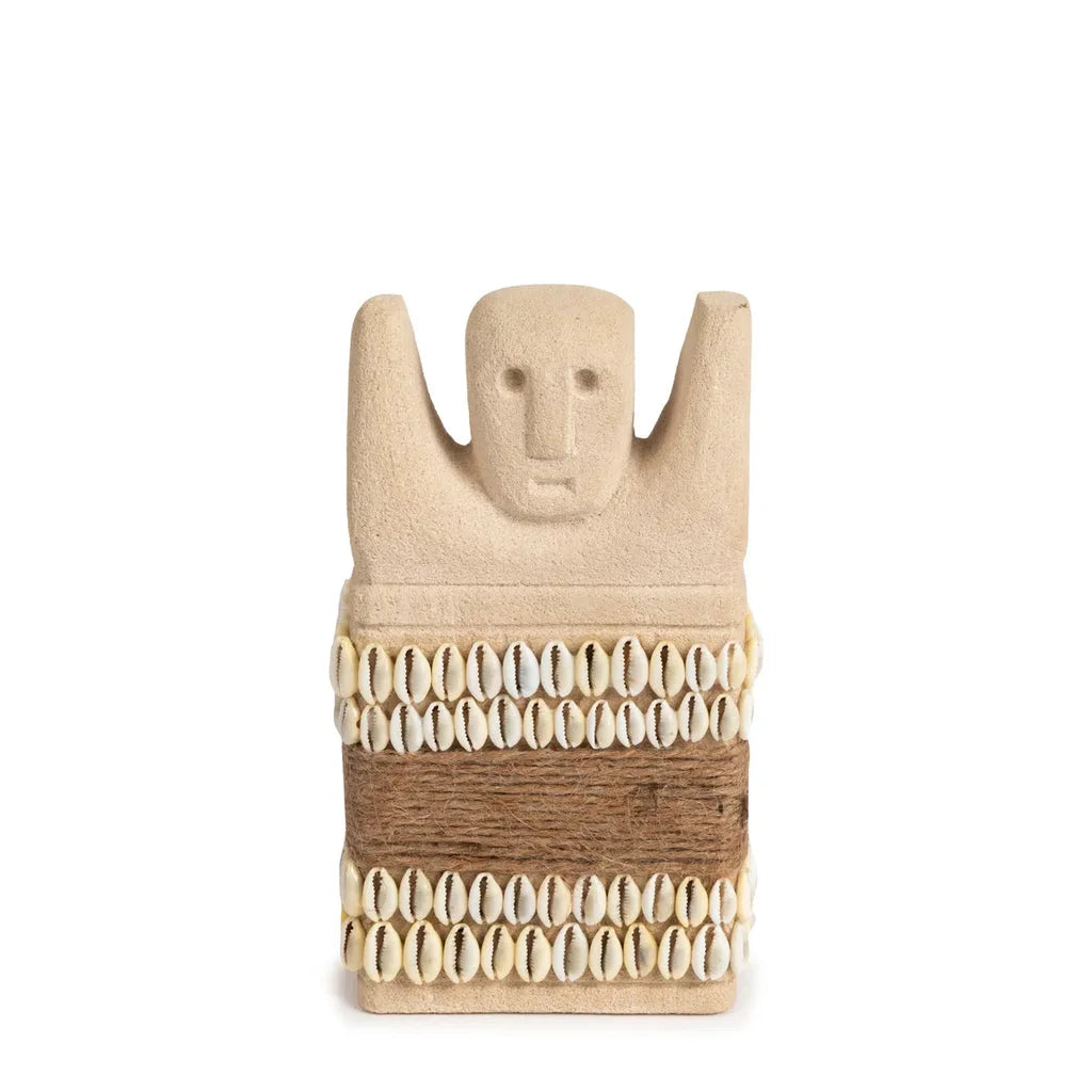 Statue beige avec coquillages et ficelle, La Pierre de Sumba #28 - L