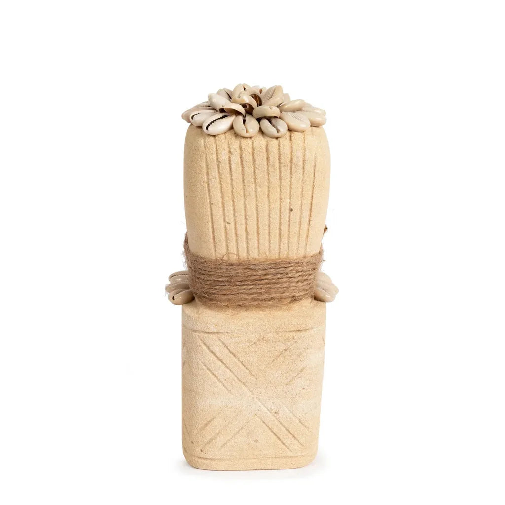 Sculpture en argile beige avec coquillages et ficelle pour La Pierre de Sumba #30