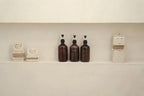 Étagère de salle de bain avec objets décoratifs et flacons pompe La Pierre de Sumba #30