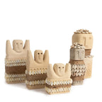 Cinq figurines stylisées, ornées de coquillages.