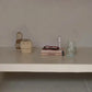 Etagère avec objets décoratifs.