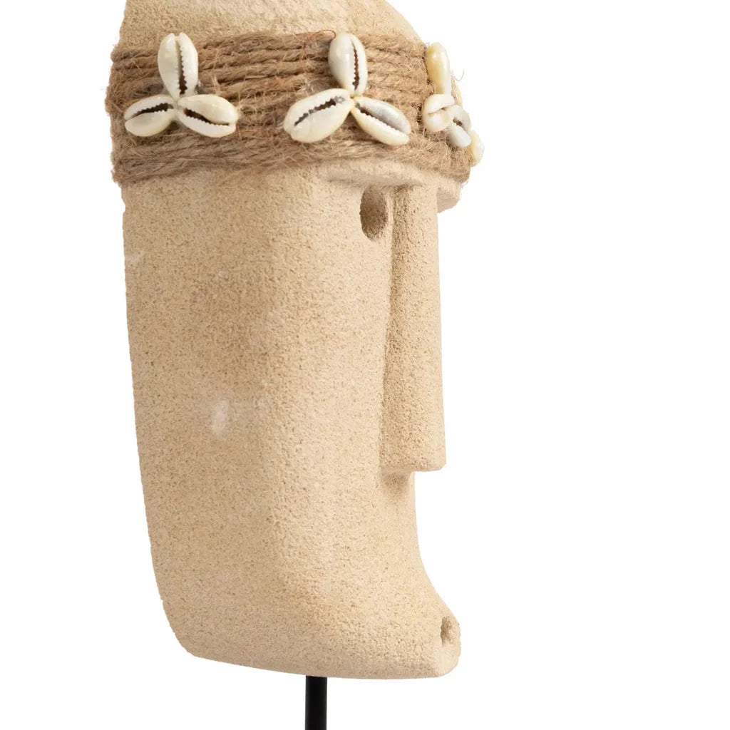 Tête décorative inspirée des Moai avec bandeau de coquillages pour La Pierre de Sumba #34