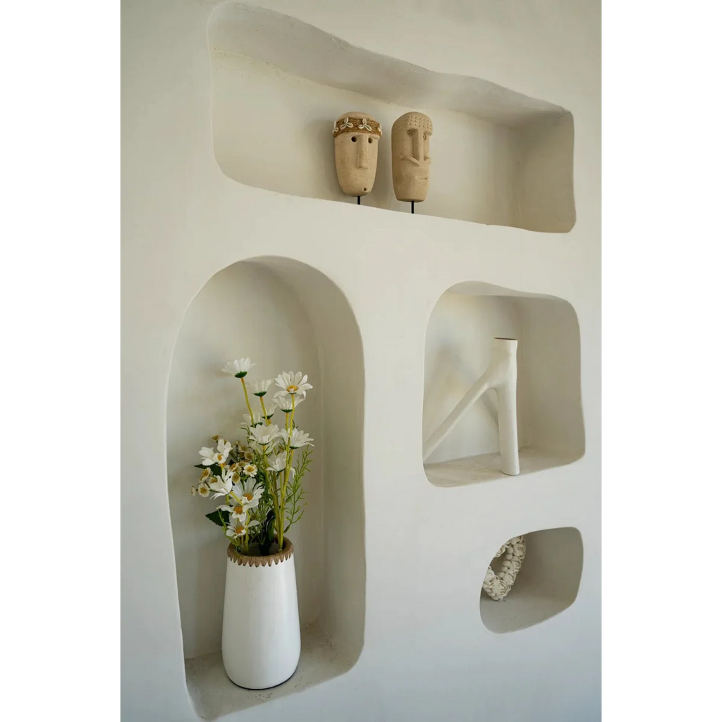 Mur blanc avec niches décoratives en Pierre de Sumba en grès beige sculptée à la main