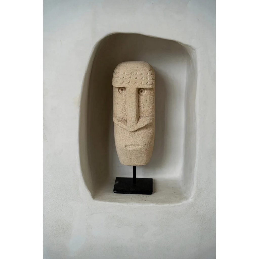 Masque tribal en grès beige sculpté à la main sur support noir