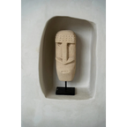 Masque tribal en grès beige sculpté à la main sur support noir