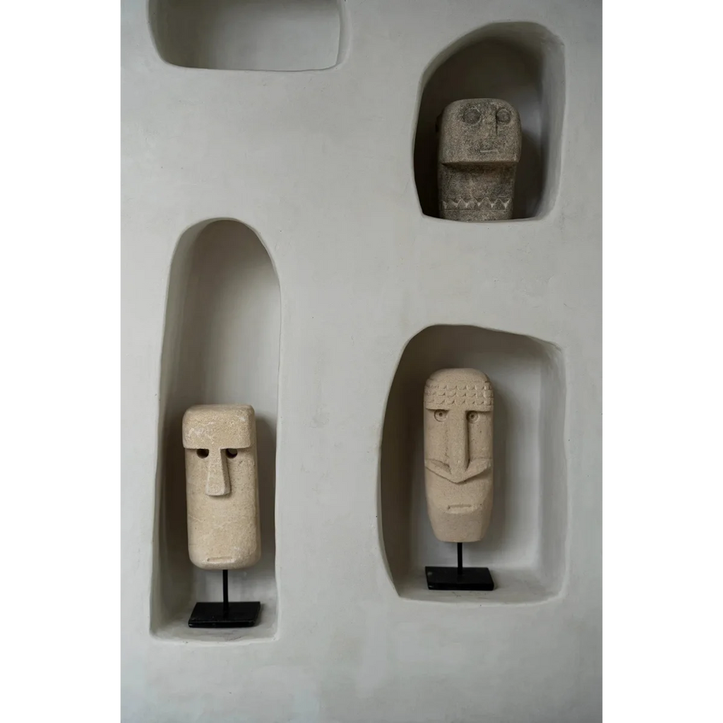 Quatre têtes décoratives sculptées à la main en grès beige dans des niches murales