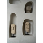 Quatre têtes décoratives sculptées à la main en grès beige dans des niches murales