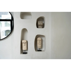 Mur avec niches intégrées affichant des sculptures décoratives Moai en grès beige sculpté à la main