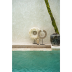 Décor de piscine bohème avec La Pierre de Sumba n°19 sur support