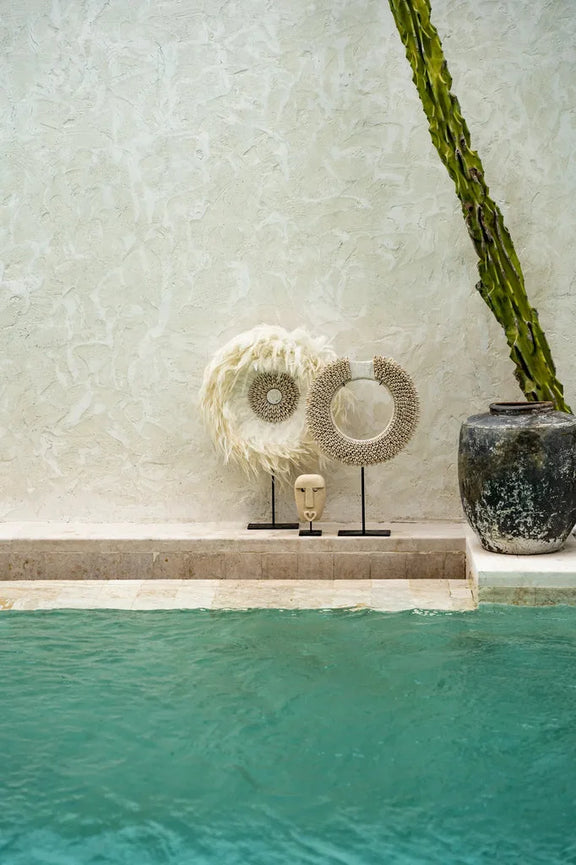 Décor de piscine bohème avec La Pierre de Sumba n°19 sur support