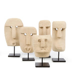 Cinq sculptures de visages en pierre beige sur supports noirs, La Pierre de Sumba n°19