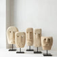 Série de sculptures de visages stylisés pour La Pierre de Sumba n°19 sur le support