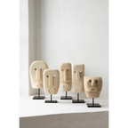 Série de sculptures de visages stylisés pour La Pierre de Sumba n°19 sur le support