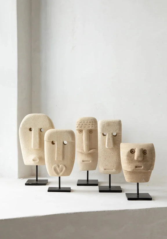 Série de sculptures de visages stylisés pour La Pierre de Sumba n°19 sur le support