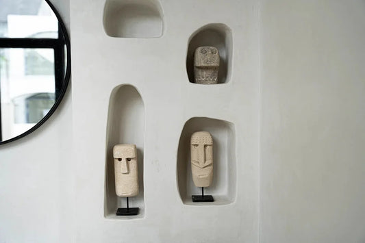 Niches décoratives murales avec sculptures de visages sur La Pierre de Sumba n°20