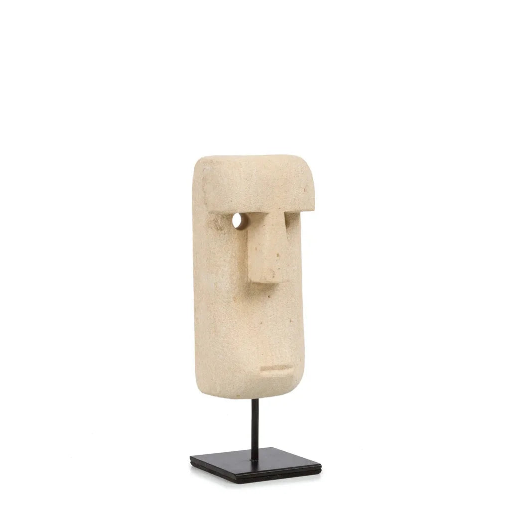 Sculpture tête de style Moai sur support noir dans La Pierre de Sumba n°20