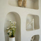 Mur blanc avec niches décoratives pour La Pierre de Sumba n°21 sur son support