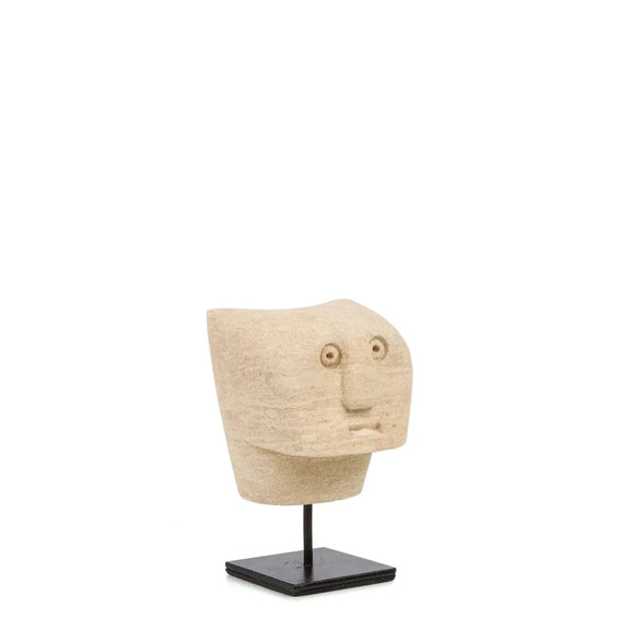 Sculpture de tête abstraite de couleur claire sur support noir pour La Pierre de Sumba n°23
