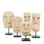 Cinq sculptures de visages en pierre beige sur supports No 23 La Pierre de Sumba