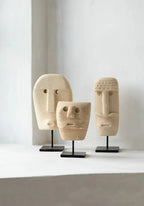 Trois sculptures de visages en bois stylisées sur socles pour La Pierre de Sumba n°23