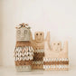 Trois figurines de style tribal avec des coquillages.
