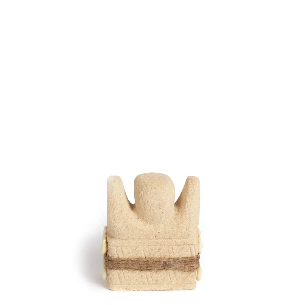 Petite figurine en argile beige avec ficelle.