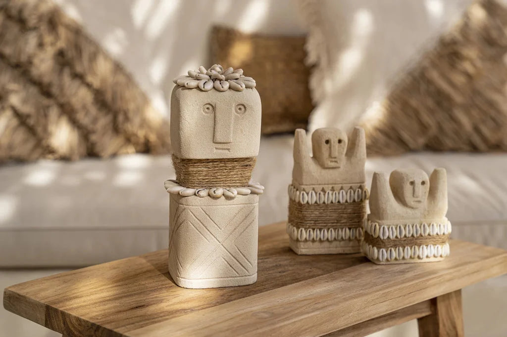 Trois figurines décoratives de style tribal.