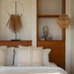 Intérieur de chambre bohème avec La Pierre de Sumba n°32 sur son support