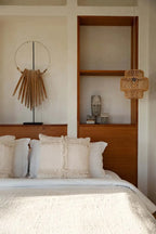 Intérieur de chambre bohème avec La Pierre de Sumba n°32 sur son support