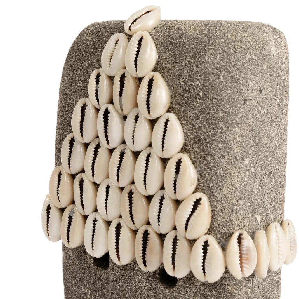 Pierre grise ornementée de coquillages de cowrie sur support La Pierre de Sumba n°32