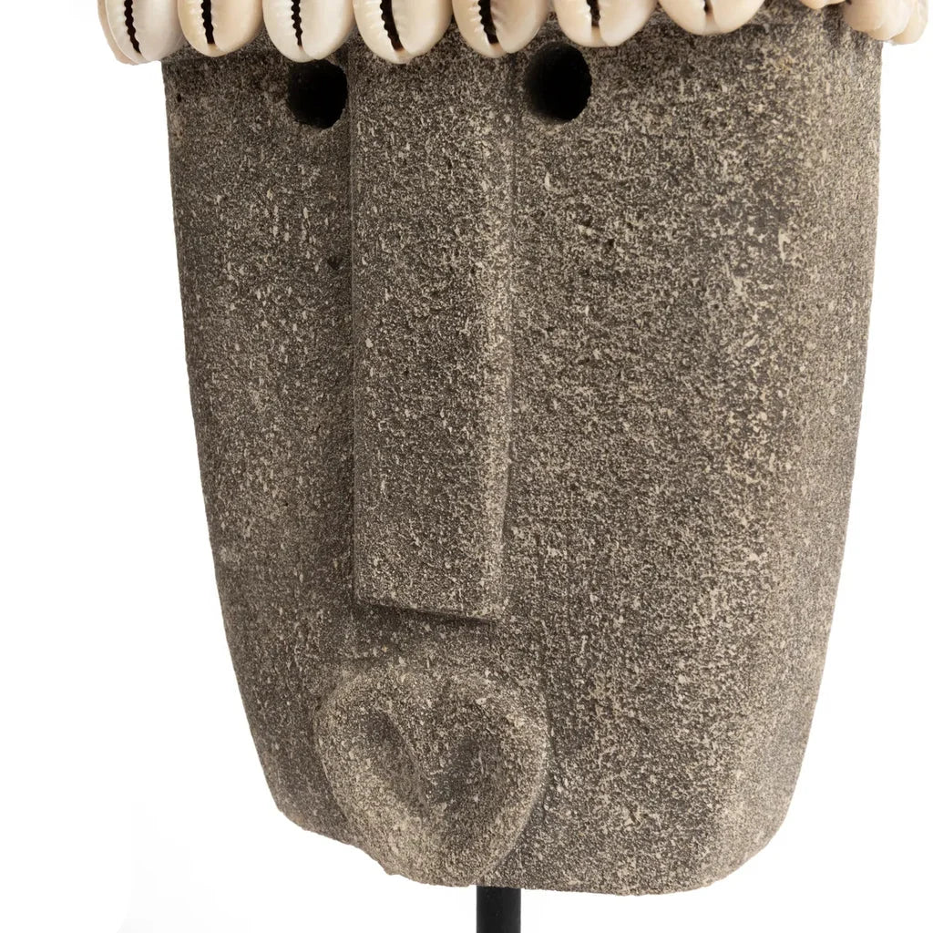 Masque en pierre avec ornement en coquillage sur support La Pierre de Sumba n°32