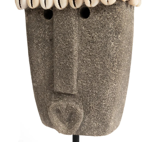 Masque en pierre avec ornement en coquillage sur support La Pierre de Sumba n°32