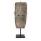Masque gris rectangulaire avec trous pour les yeux sur support La Pierre de Sumba n°32