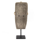 Masque gris rectangulaire avec trous pour les yeux sur support La Pierre de Sumba n°32