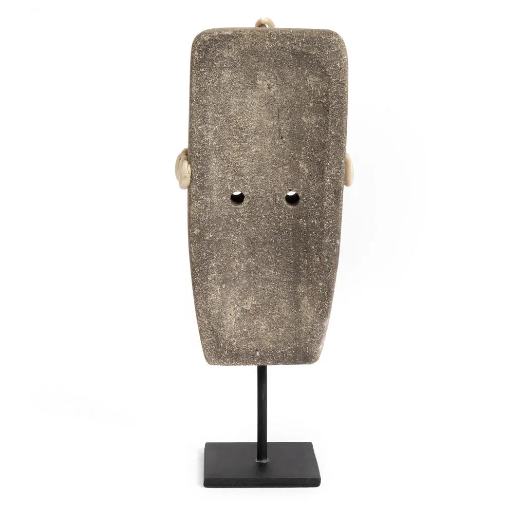 Masque gris rectangulaire avec trous pour les yeux sur support La Pierre de Sumba n°32