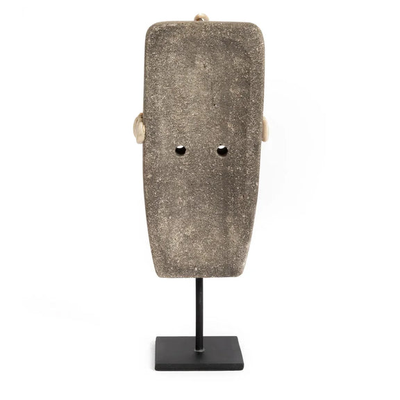 Masque gris rectangulaire avec trous pour les yeux sur support La Pierre de Sumba n°32