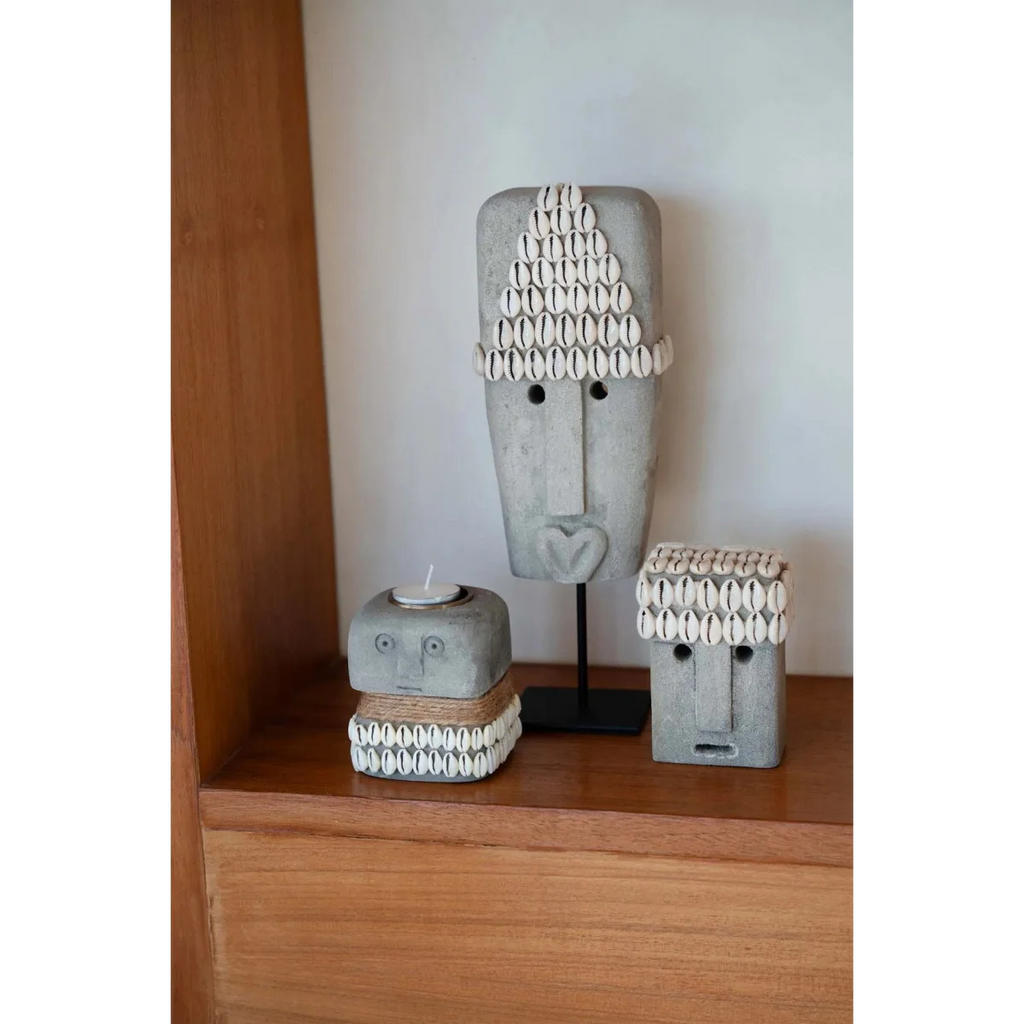 Objets décoratifs artisanaux en grès gris avec coquillages blancs, inspirés de visages abstraits