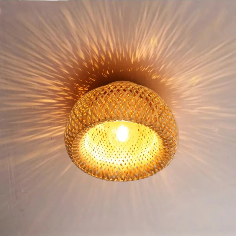 Plafonnier en rotin diffusant une lumière douce et naturelle pour un intérieur zen